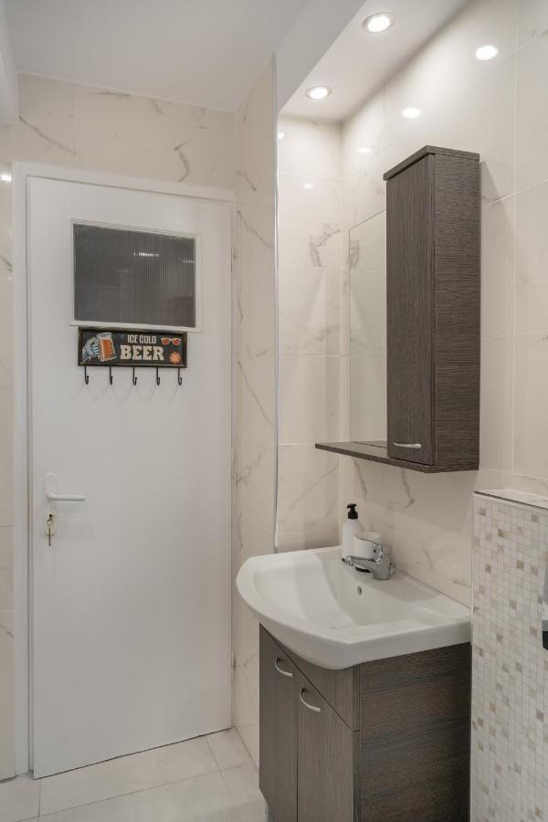 Comfy Apt Next To Metro Афины Экстерьер фото